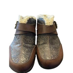 JBU by Jambu Womens Brown Sweden Vegan Faux Fur Lined Embossed Clogs Mules 7.5